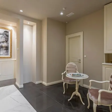 Royal Piazza 招待所 4*