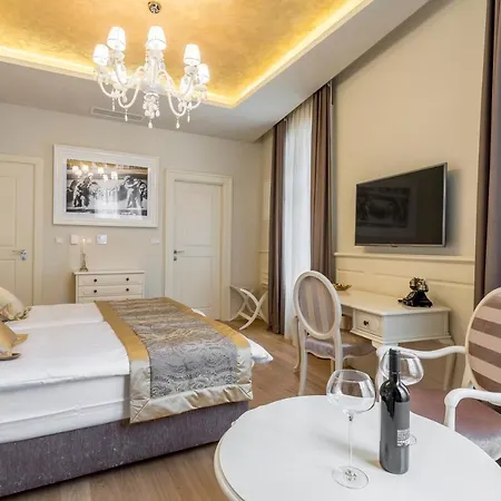 Πανσιόν Royal Piazza 4*