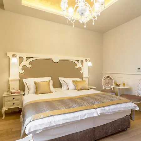 Royal Piazza Πανσιόν 4*