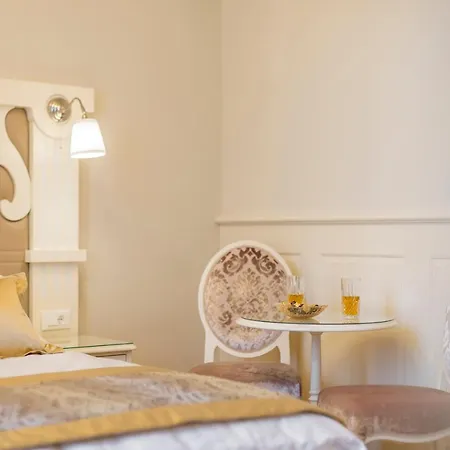 Royal Piazza 招待所 4*