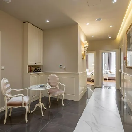 Royal Piazza 招待所 4*